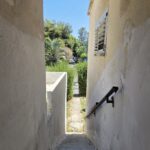 חצר פרטית ירוקה עם גדר חיה של דירת גג למכירה ברחוב ינון, רמת ישראל, משרד תיווך מקסי ריל נכסים.
