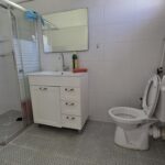 חצר פרטית ירוקה עם גדר חיה של דירת גג למכירה ברחוב ינון, רמת ישראל, משרד תיווך מקסי ריל נכסים.