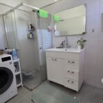 חצר פרטית ירוקה עם גדר חיה של דירת גג למכירה ברחוב ינון, רמת ישראל, משרד תיווך מקסי ריל נכסים.