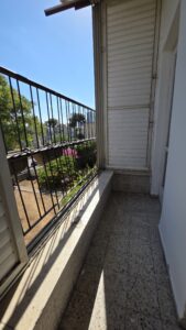 מחפשים דירת 4 חדרים מוארת ושקטה להשכרה בטווח הארוך? דירה בקומה 2 עם סלון ענק, מרפסת שמש, מטבח מרווח ומזגן מלא. לפרטים צרו קשר עם רונן שמש, מקסי ריל נכסים.