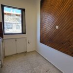 מחפשים את הבית הבא שלכם במיקום שקט, מבוקש ונוח במיוחד? קבלו הצצה לדירת 4 חדרים מרווחת, מוארת ועורפית, הממוקמת בקומה השנייה ומוצעת לשכירות לטווח ארוך. על הנכס: הדירה תוכננה ועוצבה כך שתעניק לכם תחושת מרחב ובית אמיתי. בכניסה לדירה תיהנו מסלון ענק ושטוף אור טבעי, עם נוף פתוח לכיוון דרום הישר אל רחוב הפלמח הירוק. המטבח גדול, מרווח ופרקטי – כולל חלון פתוח לכיוון צפון להכנסת אוויר מעולה, מקום ייעודי למקרר מיוחד ופינה נוחה ואינטימית לפינת אוכל משפחתית. חלוקת החדרים: החדר הדרומי: חדר שינה מרווח וגדול במיוחד הצמוד לסלון, הכולל מאוורר ויציאה ישירה למרפסת שמש קטנה וחמודה. חדר שינה שני: חדר מואר עם כיווני אוויר כפולים ומצוינים למזרח ולצפון. חדר שינה שלישי: חדר נוסף ושקט עם חלון צפוני. חדרי רחצה: חדר רחצה מרכזי הכולל אמבטיה ושירותים עם חלון פתוח למזרח לאוורור טבעי מושלם, ובנוסף שירותי אורחים נפרדים ונוחים. הדירה כולה ממוזגת, שקטה לחלוטין ומוכנה לקלוט אתכם לטווח ארוך. הסביבה והמיקום: המיקום המנצח של הדירה מציב אתכם ממש מתחת לבית, בסמוך למכולת השכונתית הזמינה לכל מה שצריך ול"קפה אמירה" האהוב – הפינה המושלמת להתחיל בה את הבוקר. לפרטים נוספים ותיאום סיור בנכס: רונן שמש | מקסי ריל נכסים טלפון: 054-7209160